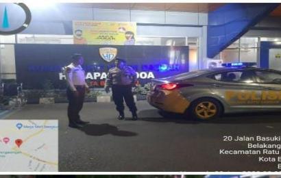 Patroli Malam, Polsek Ratu Samban Sambangi Warga dan Objek Vital