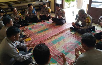 Personel Polsek Air Besi Gelar Kegiatan Binrohtal di Mako Polsek