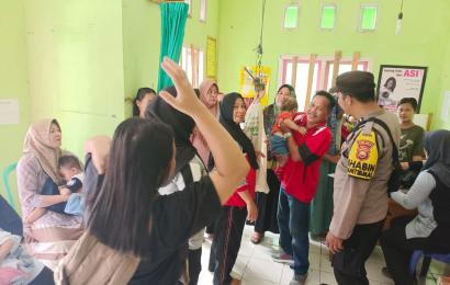 Upaya Pencegahan Stunting, Bhabinkamtibmas Polsek Air Besi Dampingi Kegiatan Posyandu 