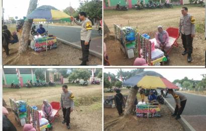 Sambangi Pedagang Kaki Lima, Bhabinkamtibmas Sampaikan Imbauan Kamtibmas 