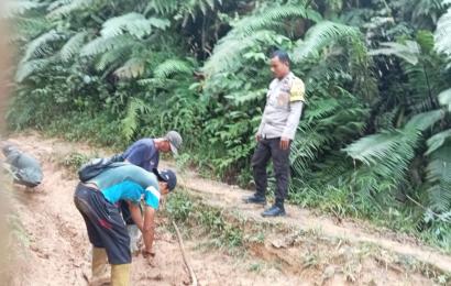 Bhabinkamtibmas Seginim Awasi Kegiatan Pendistribusian Bibit RHL P0 di Desa Suka Rami