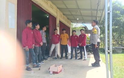 Bhabinkamtibmas Polsek Pino Raya Sambangi Mahasiswa KKN UMB Sampaikan Imbauan Kamtibmas 