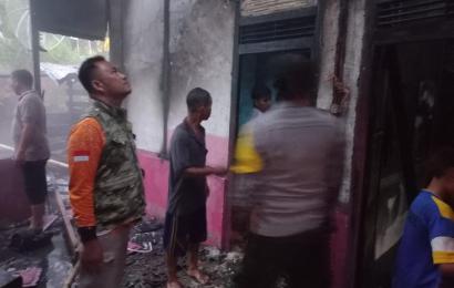 Bersama Warga, Polisi Bantu Padamkan Api yang Membakar Rumah Warga di Desa Tabeak Blau