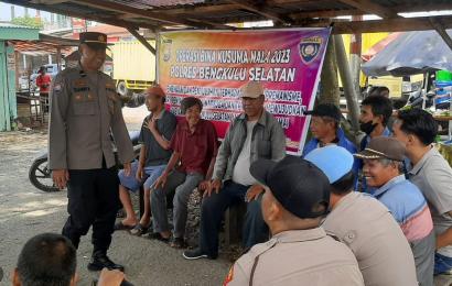 Sampaikan Imbauan, Kasat Binmas Berikan Penyuluhan Hukum di Pasar Ampera Manna