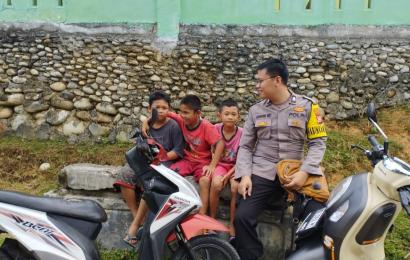 Polri Sahabat Anak, Bhabinkamtibmas Polsek Pino Raya Sambangi Anak-Anak Desa Suka Bandung