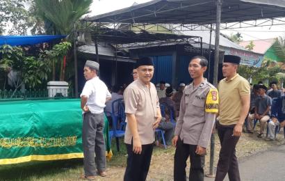 Berjiwa Sosial, Bhabinkamtibmas Sambang Duka Warga Desa Binaannya 
