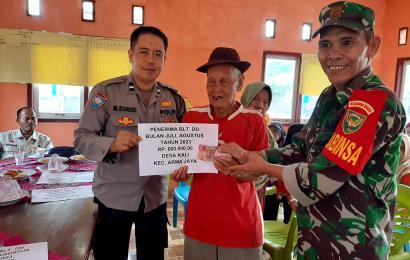 Wujudkan Rasa Aman, Bhabinkamtibmas dan Babinsa Dampingi Penyaluran BLT-DD