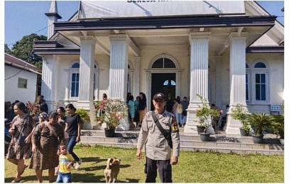 Personel Polsek Padang Jaya Laksanakan Pengamanan Ibadah Mingguan di Gereja 