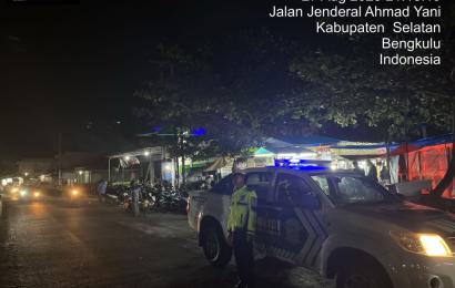 Ciptakan Kamseltibcar Lantas, Sat Lantas Polres BS Laksankan Pengaturan Lalu Lintas di Pasar Malam Ibul  