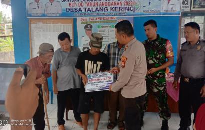Bhabinkamtibmas Polsek Lebong Selatan  Hadiri Pembagian BLT DD di Desa Talang Kerinci