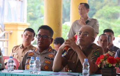 Kapolres Bengkulu Selatan Dampingi Bupati dalam Pertemuan Bersama Masyarakat Kedurang yang Tergabung dalam PMPL di PT. DSJ 