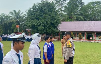 Bhabinkamtibmas Polsek Padang Jaya Lantik Siswa SMPN 02 Jadi Anggota PKS