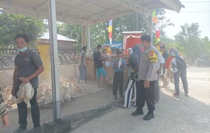 Bhabinkamtibmas Polsek Pino Raya Monitoring dan Pengamanan Penyaluran Bibit Itik dan Bibit Ayam di Desa Binaannya