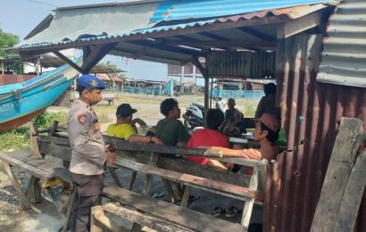 Satpol Airud Polres BS Patroli Dialogis Sambangi Nelayan Pantai Pasar Bawah