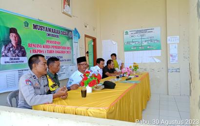 Bhabinkamtibmas Polsek Lebong Utara Hadiri Musdes dan Sosialisasikan Aplikasi Polri Super APP