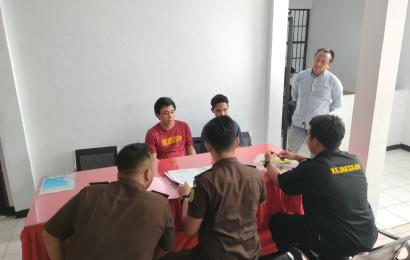 Unit Reskrim Polsek Ketahun Serahkan Tersangka Pencurian dan Barang Bukti Ke Kejaksaan Negeri Bengkulu Utara