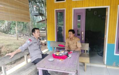 Pererat Silaturahmi, Bhabinkamtibmas Sambangi Kepala Desa