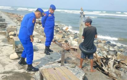 Patroli Dialogis, Sat Polairud Sampaikan Imbauan Kamtibmas Kepada Nelayan Pantai Pasar Bawah 