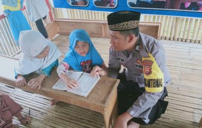 Bhabinkamtibmas Polsek Manna Mengajar Ngaji Anak-Anak Desa Padang Manis