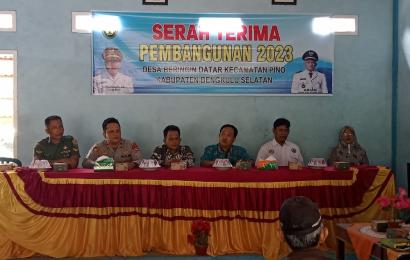 Kapolsek Pino dan Bhabinkamtibmas Hadiri Serah Terima Pembangunan Desa di Kecamatan Pino