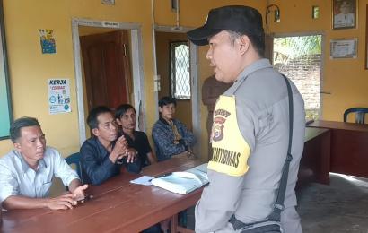 Bhabinkamtibmas Polsek Semidang Alas Maras Jumat Curhat Bersama Warga Desa Karang Anyar