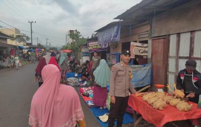 Cegah Kemacetan Polsek Ujan Mas Laksanakan Pengamanan Dan Pengaturan di Pasar Tradisional