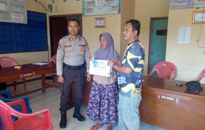 Dukung Kelancaran Program di Desa, Bhabinkamtibmas Monitoring Pembagian BLT-DD di Desa Suka Bandung