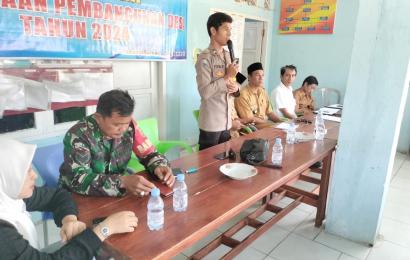 Dukung Program Pemerintah Desa, Bhabinkamtibmas Polsek Manna Hadiri Musyawarah Penyusunan RKPDes Desa Padang Burnai 
