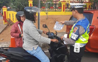 Ops Zebra Nala, Satgas Preemtif Bagikan Brosur dan Stiker 