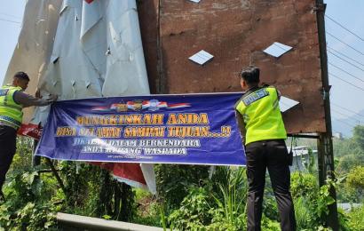 Tingkatkan Kesadaran Lantas, Polres Kepahiang Pasang Spanduk Imbauan