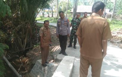 Dukung Program Pembangun di Desa, Kapolsek Lais Cek Pekerjaan Pembangunan Rabat Beton 
