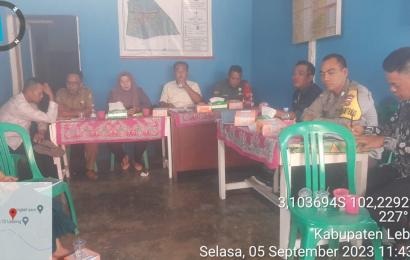 Bhabinkamtibmas Polsek Lebong Utara Hadiri Musdes dan Monev di Desa Embong I