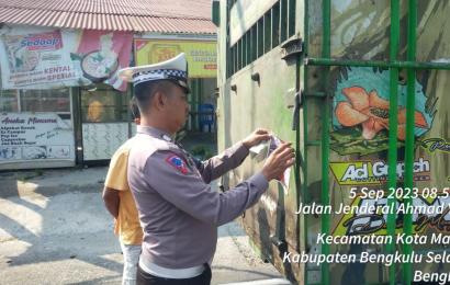 Operasi Zebra Nala 2023, Polres Bengkulu Selatan Berikan Teguran Simpatik dan Bagikan Stiker Serta  Pamflet Keselamatan 