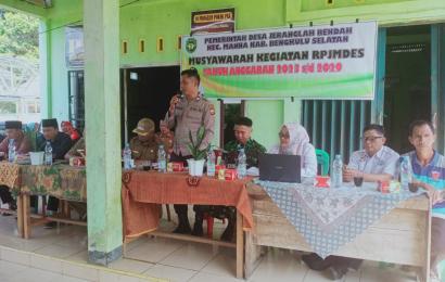 Bhabinkamtibmas Polsek Manna Hadiri Musyawarah Pencermatan Ulang RPJMDes Tahun 2023-2029 Desa Jeranglah Rendah 