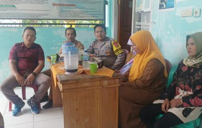 Dukung Program Pemerintah, Bhabinkamtibmas Polsek Pino Raya Hadiri Peningkatan Kapasitas Perangkat Desa Kembang Seri  
