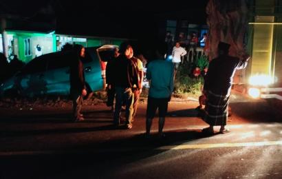 Bersama Warga, Kapolsek Sindang Kelingi dan Personel Evakuasi Mobil Alami Kecelakaan Tunggal