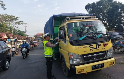 Personel Sat Lantas Polres Kepahiang Bagikan Brosur dan Penempelan Stiker dalam Rangka Ops Zebra Nala 2023