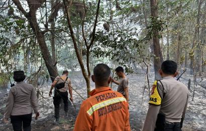 Wakapolresta Bengkulu dan Personel Bantu Padamkan Api Kebakaran di Lahan BKSDA
