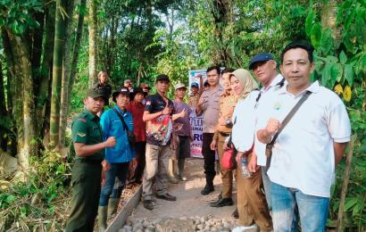 Dukung Pembangunan di Desa, Bhabinkamtibmas Polsek Lebong Utara Hadiri Titik Nol Rehab Jalan Usaha Tani