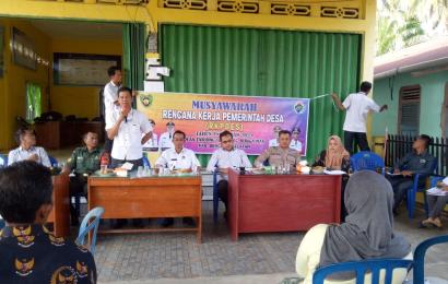 Dukung Program Desa, Kanit Binmas dan Bhabinkamtibmas Polsek Manna Hadiri Kegiatan Desa Tanjung Tebat 