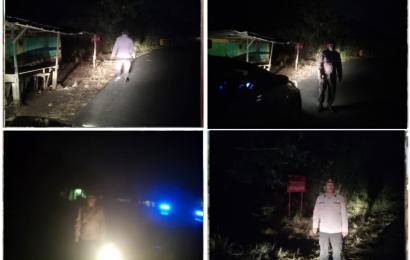 Antispasi Munculnya Titik Api Kembali, Personel Polsek Kampung Melayu Melakukan Pengecekan Lokasi Kebakaran Lahan 