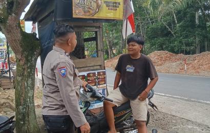 Polisi Batik Nau Ingatkan Pengendara Motor Tidak Ugal-Ugalan