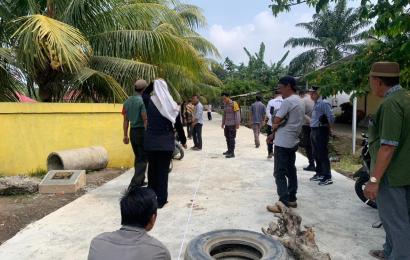 Dukung Program Pemerintah, Kapolsek Pino Raya dan Bhabinkamtibmas Hadiri Sertifikasi 100%  Pembangunan Jalan Rabat Beton  