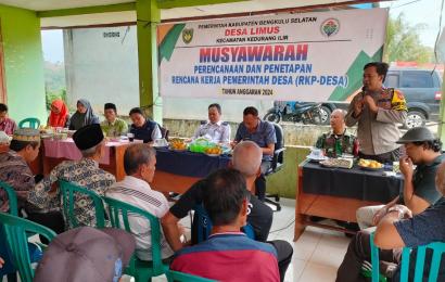 Bhabinkamtibmas Polsek Kedurang Hadiri Musyawarah Pembangunan Rencana Kerja Tahun 2024 di Desa Limus 