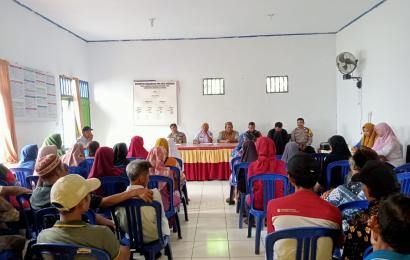 Bhabinkamtibmas Dan Polisi RW Berikan Penyuluhan Kepada Warga