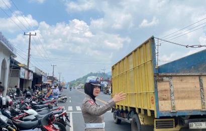 Polres Kepahiang Turunkan Tim Polwan Laksanakan Pengamanan Shalat Jumat