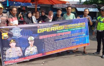 Ops Zebra Nala, Personel Satlantas Polresta Bengkulu Sampaikan Imbauan Tertib Berlalu Lintas  di Pasar Minggu