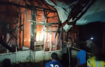 Quick Respon Polsek Giri Mulya Bantu Padamkan Kebakaran Rumah Warga 