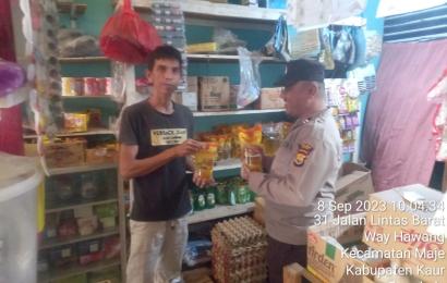 Cegah Pedagang Nakal, Polsek Maje Cek Ketersedian Minyak Goreng dan Sampaikan Imbaun kepada Pedagang 