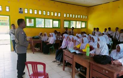 Police Go To School di MTS 05 Kaur, Bhabinkamtibmas Ajak Siswa dan Guru Jaga Keamanan dan Ketertiban